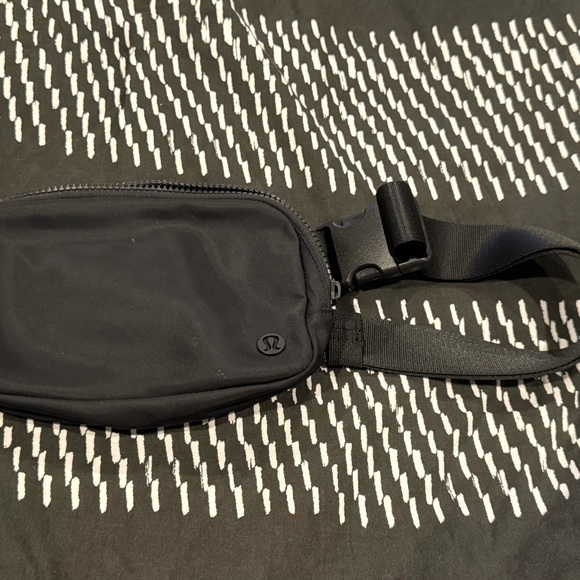 Lulu Lemon Everywhere Black Belt Bag - Picture 6 of 6